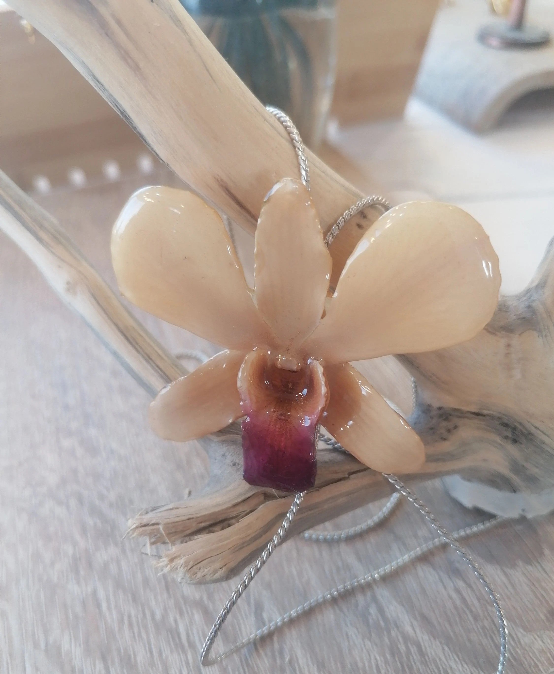 Collana artigianale con fiore vero, idea regalo raffinata per lei