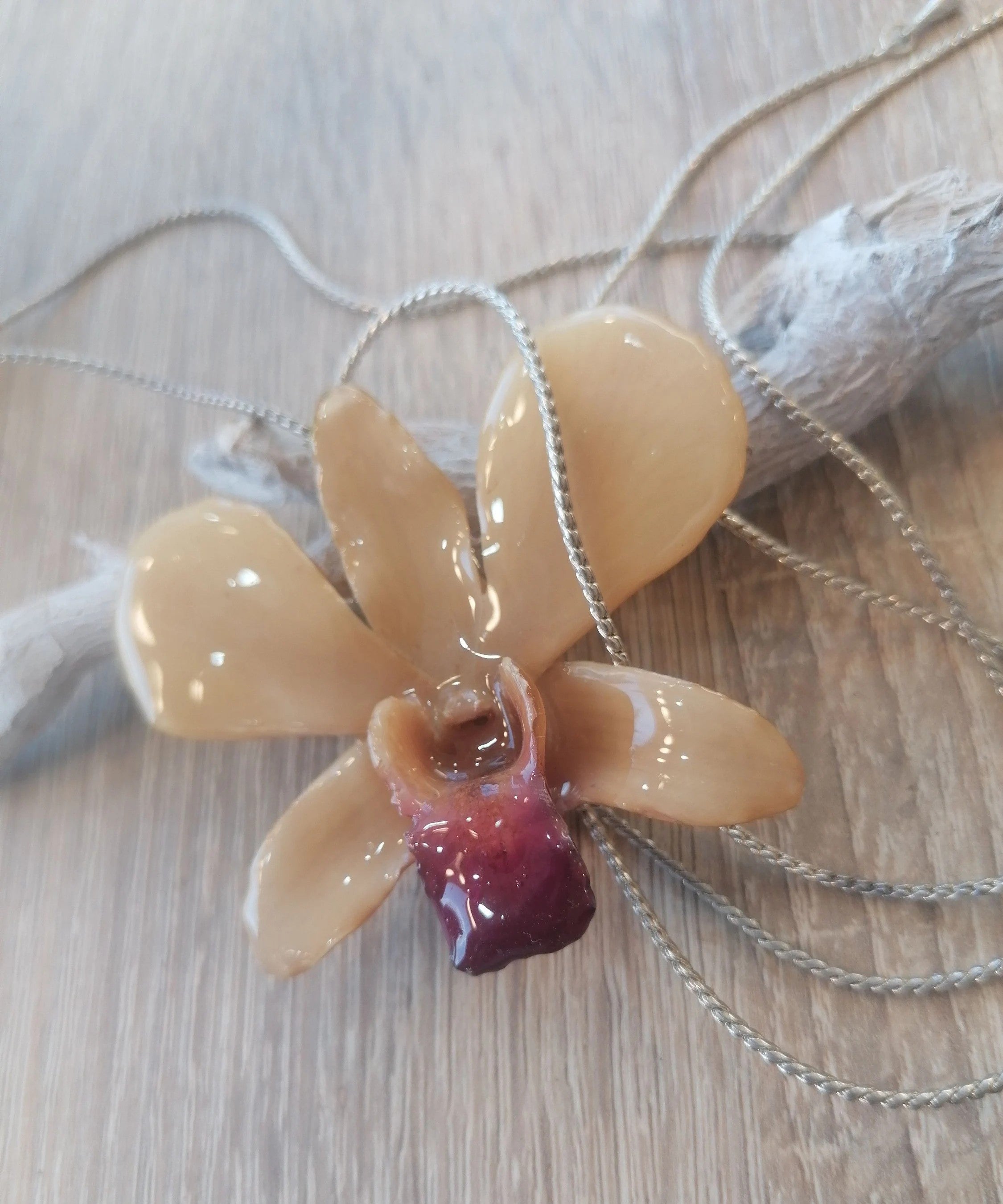 Collana artigianale con fiore vero, idea regalo raffinata per lei