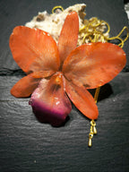 Collana con orchidea Cattleya arancione grande in resina e saliscendi in oro su bronzo