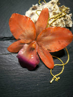 Collana con orchidea Cattleya arancione grande in resina e saliscendi in oro su bronzo