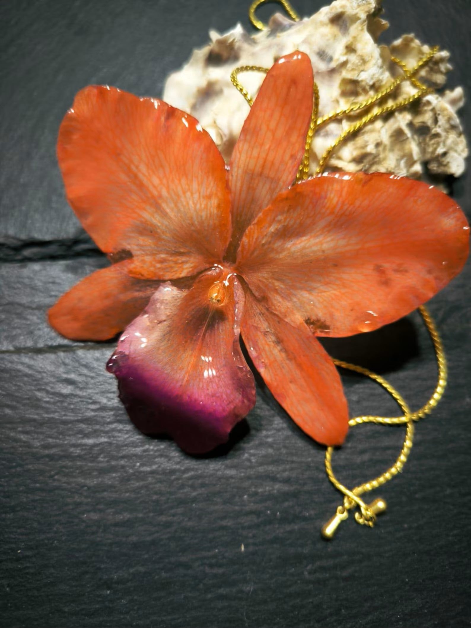 Collana con orchidea Cattleya arancione grande in resina e saliscendi in oro su bronzo