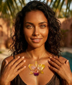 collana orchidea cattleya gialla in resina con saliscendi oro su bronzo regolabile, elegante regalo per lei