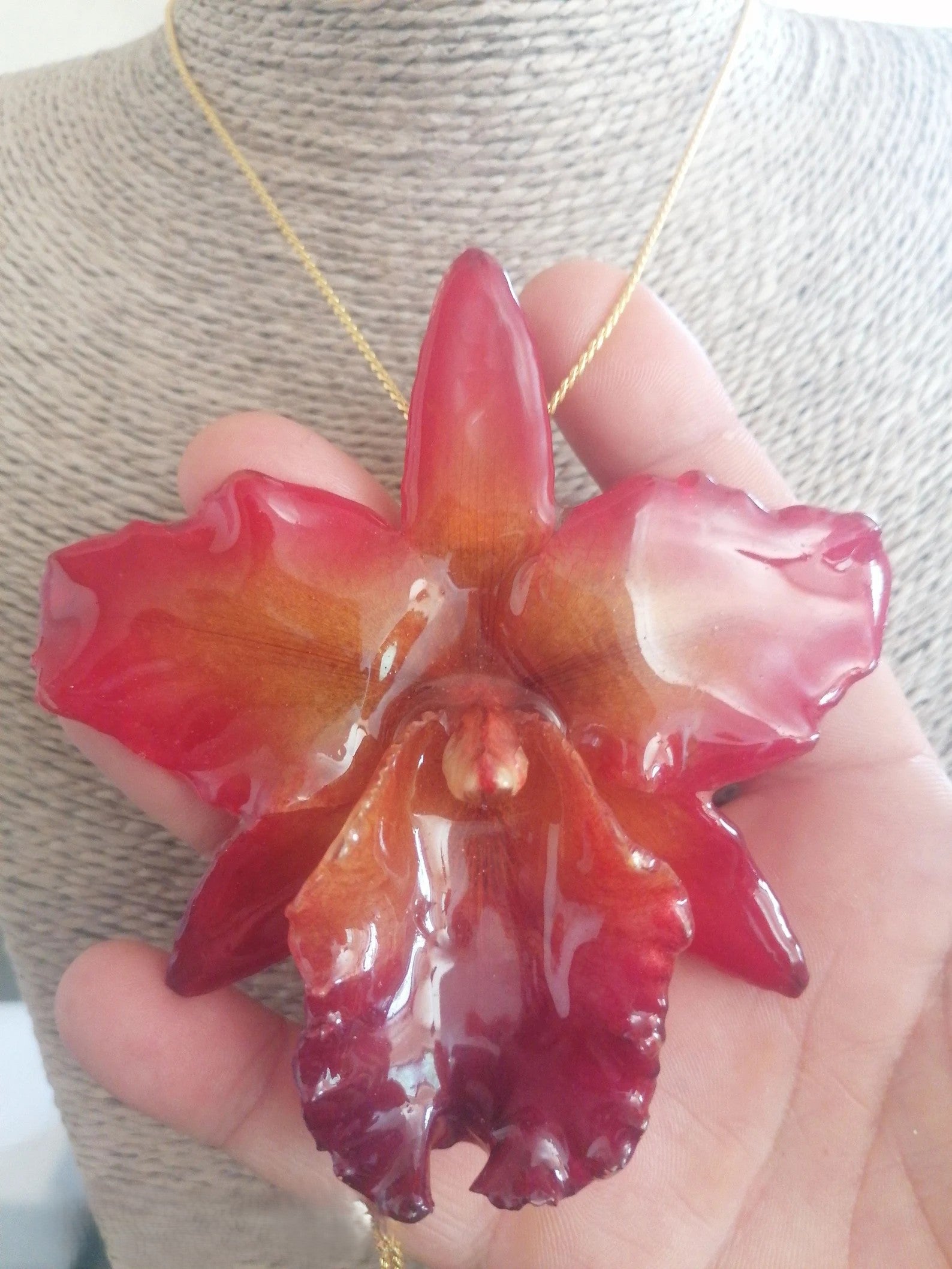 Collana orchidea Cattleya gigante rosa viola rossa con saliscendi oro grande naturale