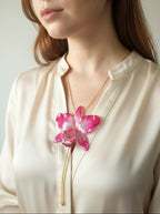 Collana con vera orchidea Cattleya rosa in resina ecologica e saliscendi in oro su bronzo