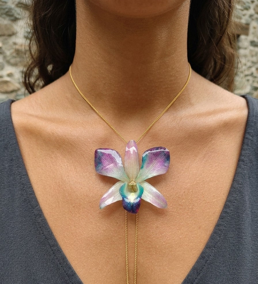collana orchidea dendrobium blu viola bianca resina saliscendi oro regolabile elegante
