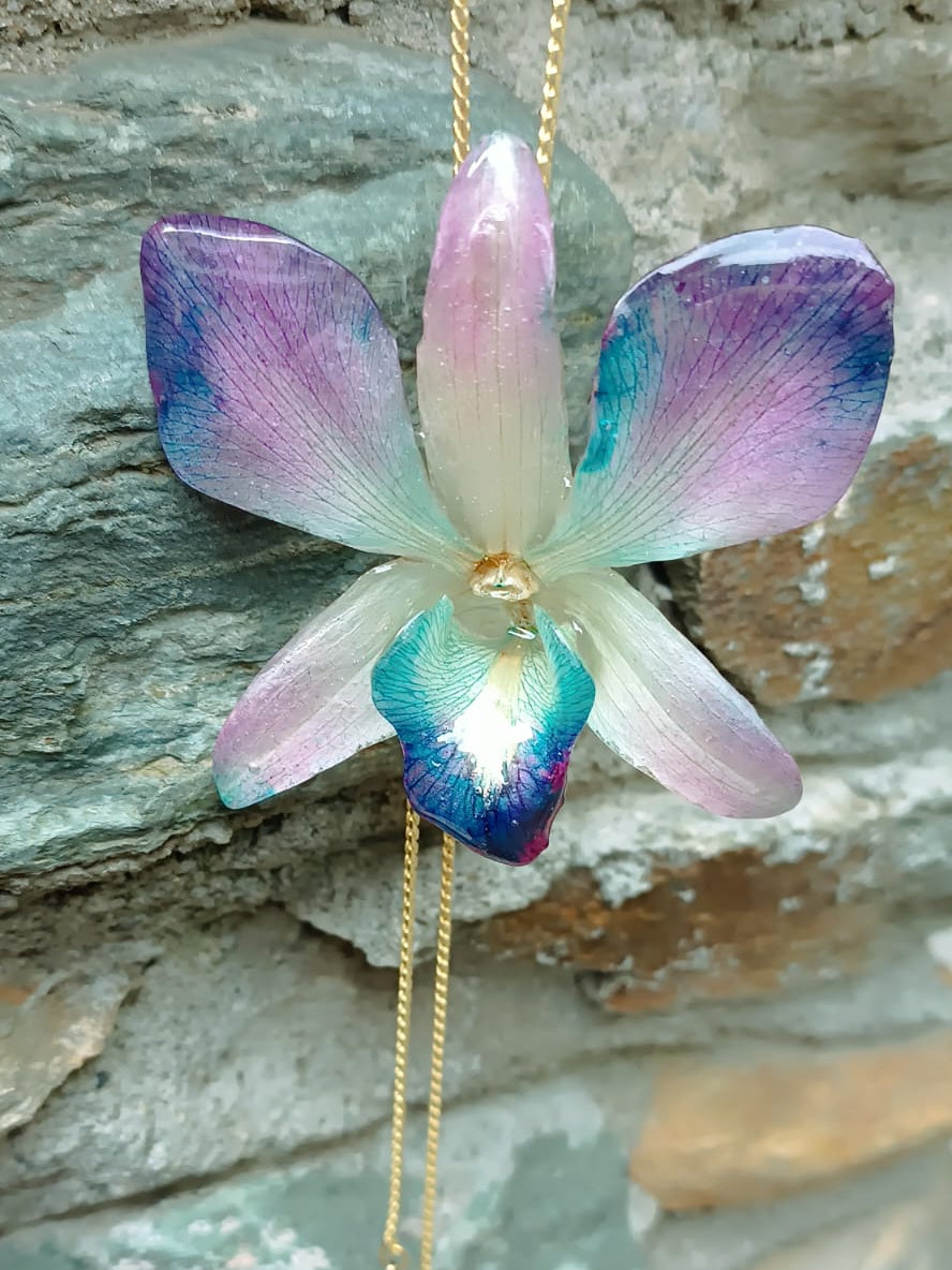 collana orchidea dendrobium blu viola bianca resina saliscendi oro regolabile elegante