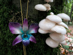 collana orchidea dendrobium blu viola bianca resina saliscendi oro regolabile elegante