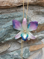 collana orchidea dendrobium blu viola bianca resina saliscendi oro regolabile elegante