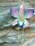 collana orchidea dendrobium blu viola bianca resina saliscendi oro regolabile elegante