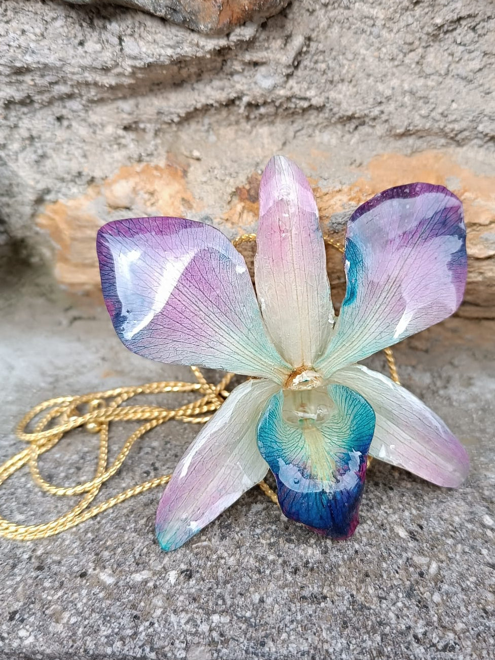 collana orchidea dendrobium blu viola bianca resina saliscendi oro regolabile elegante