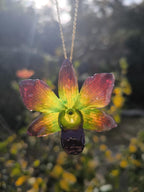 “Collana con orchidea Dendrobium Green Emerald resinata e catenina oro”