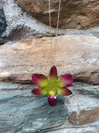 “Collana con orchidea Dendrobium Green Emerald resinata e catenina oro”