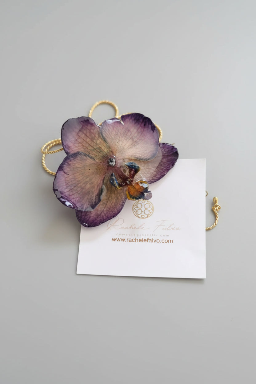 Collana orchidea Dendrobium iridescente con riflessi opalini in resina saliscendi oro