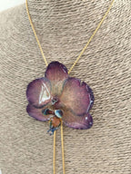 Collana orchidea Dendrobium iridescente con riflessi opalini in resina saliscendi oro