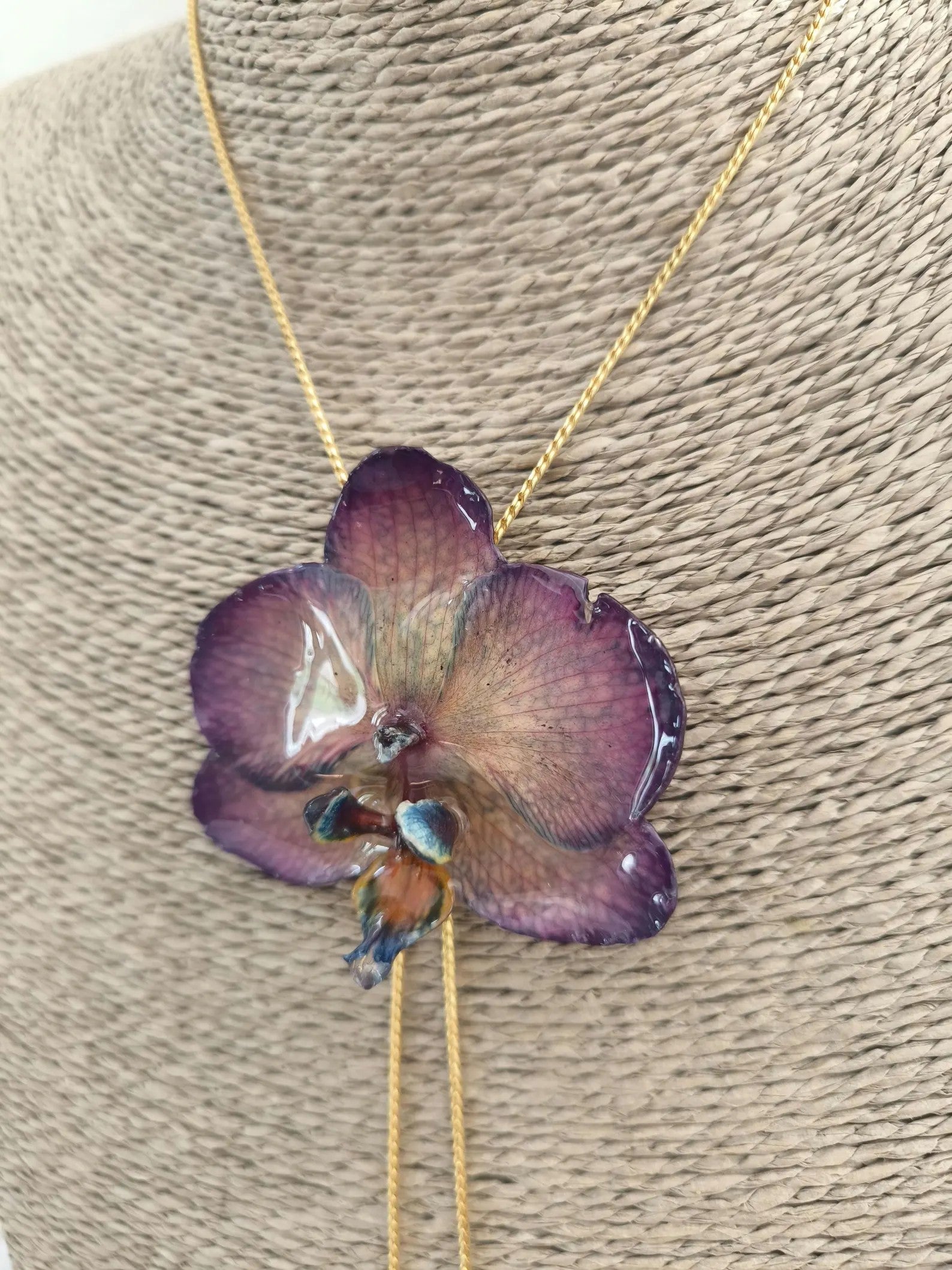 Collana orchidea Dendrobium iridescente con riflessi opalini in resina saliscendi oro