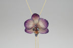 Collana orchidea Dendrobium iridescente con riflessi opalini in resina saliscendi oro