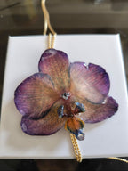 Collana orchidea Dendrobium iridescente con riflessi opalini in resina saliscendi oro