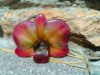 collana orchidea dendrobium marrone riflessi rossi azzurri resina saliscendi oro galvanizzato