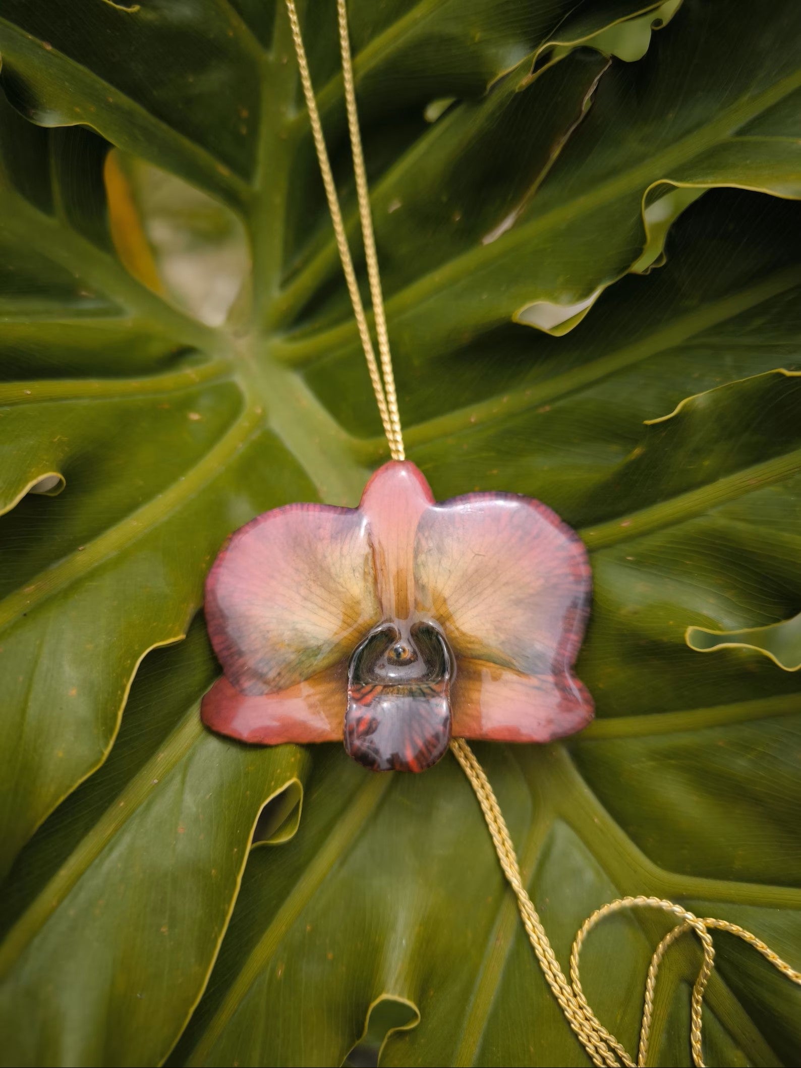 collana orchidea dendrobium marrone riflessi rossi azzurri resina saliscendi oro galvanizzato