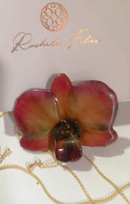 collana orchidea dendrobium marrone riflessi rossi azzurri resina saliscendi oro galvanizzato