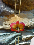 collana orchidea dendrobium marrone riflessi rossi azzurri resina saliscendi oro galvanizzato