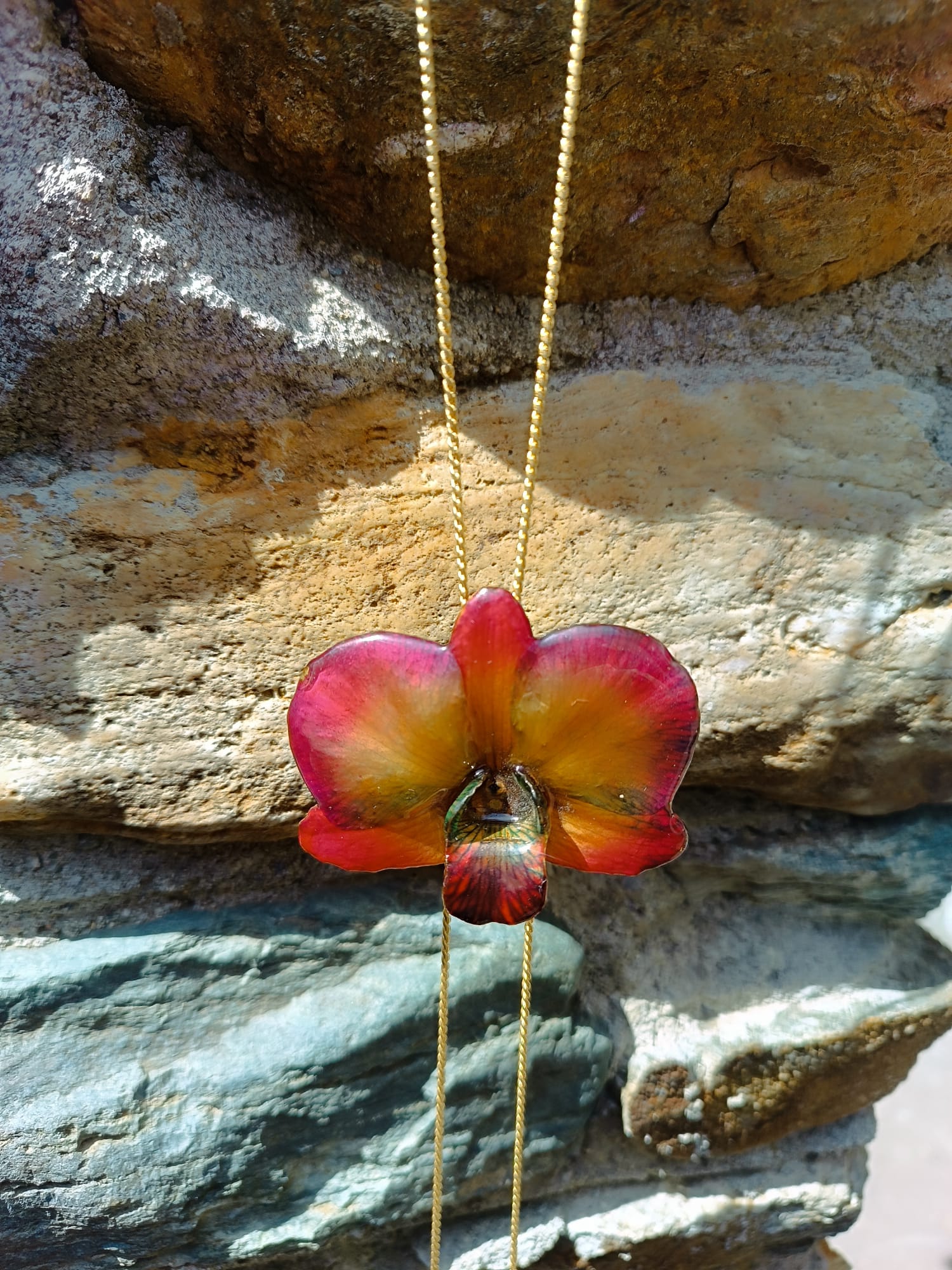 collana orchidea dendrobium marrone riflessi rossi azzurri resina saliscendi oro galvanizzato