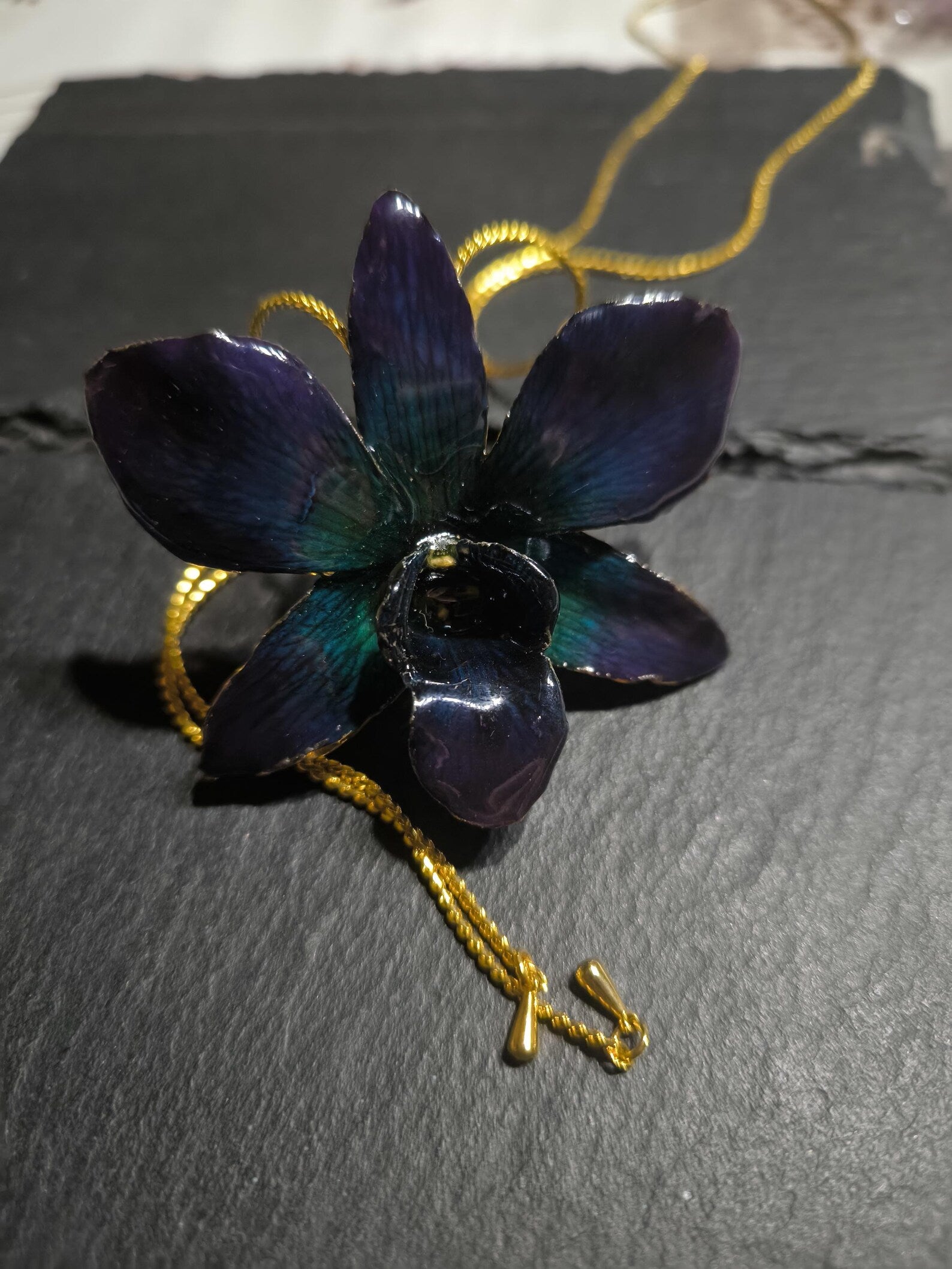 Collana Orchidea Blu Notte in Resina