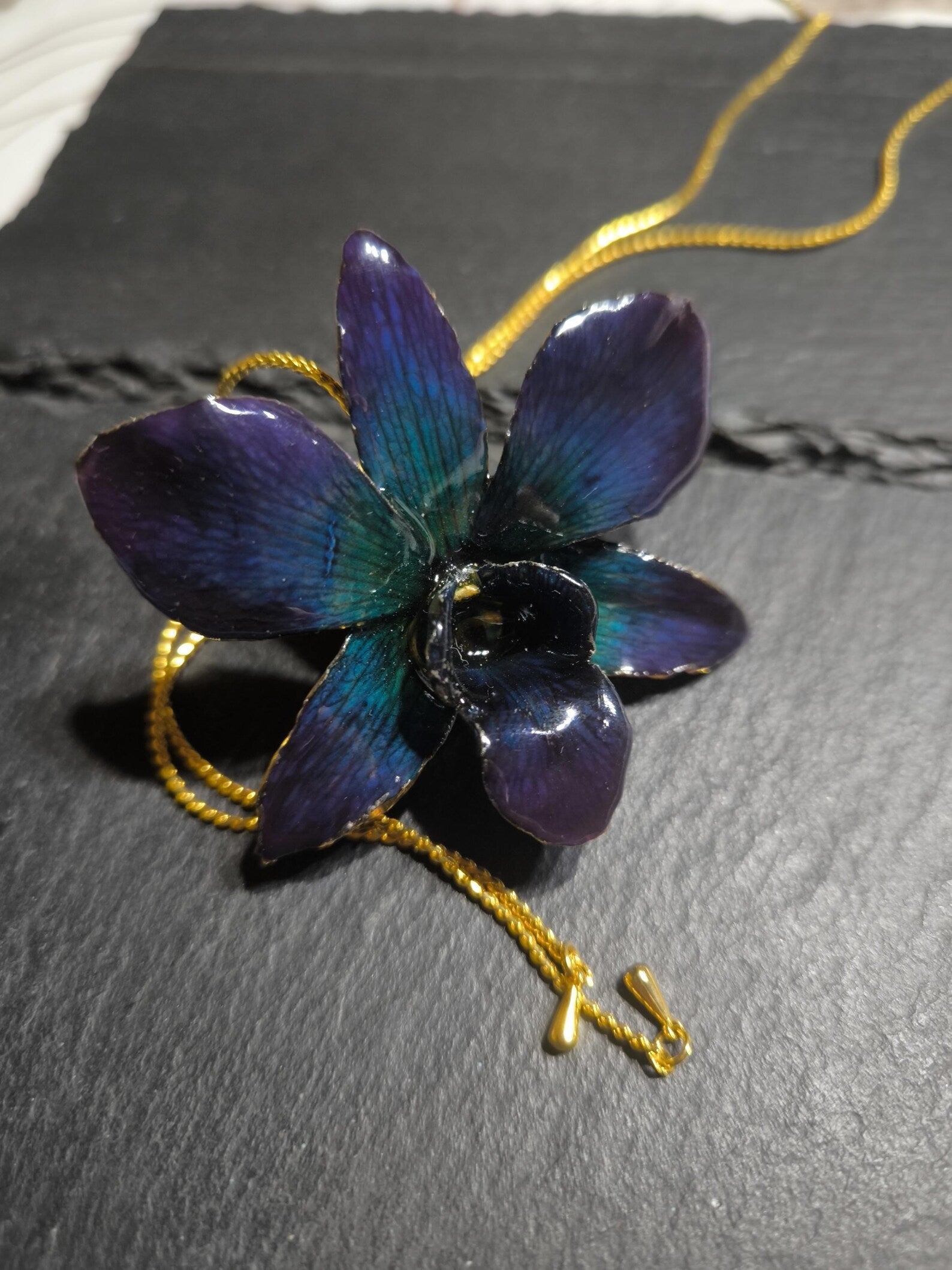 Collana Orchidea Blu Notte in Resina