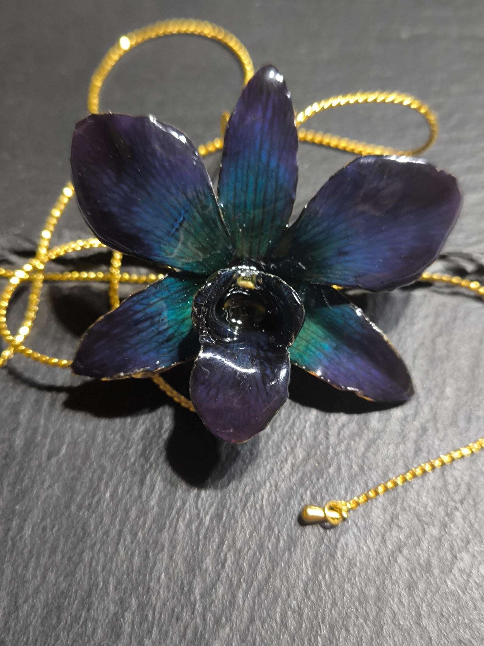 Collana Orchidea Blu Notte in Resina