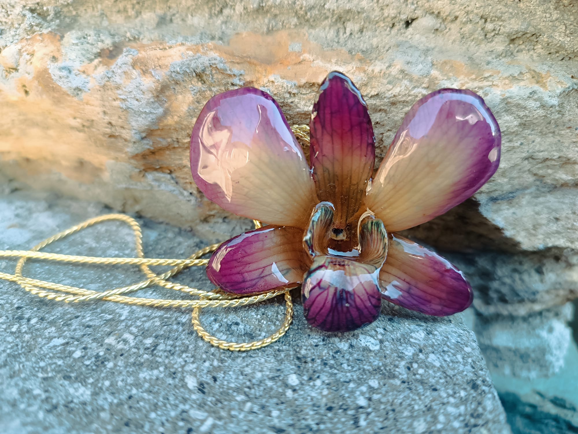 collana orchidea dendrobium multicolor viola turchese gialla resina saliscendi oro