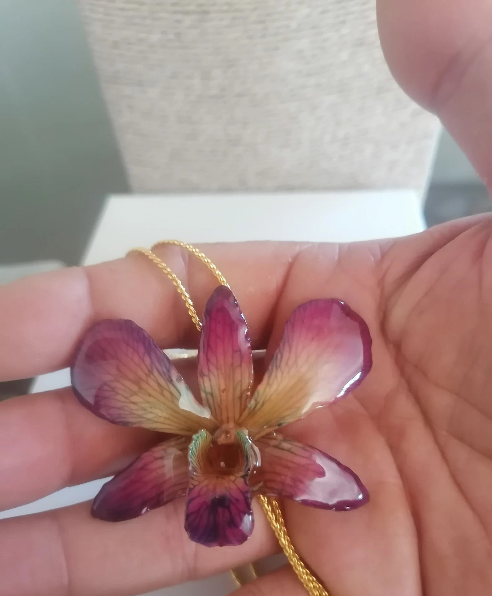 collana orchidea dendrobium multicolor viola turchese gialla resina saliscendi oro