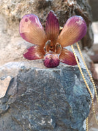 collana orchidea dendrobium multicolor viola turchese gialla resina saliscendi oro