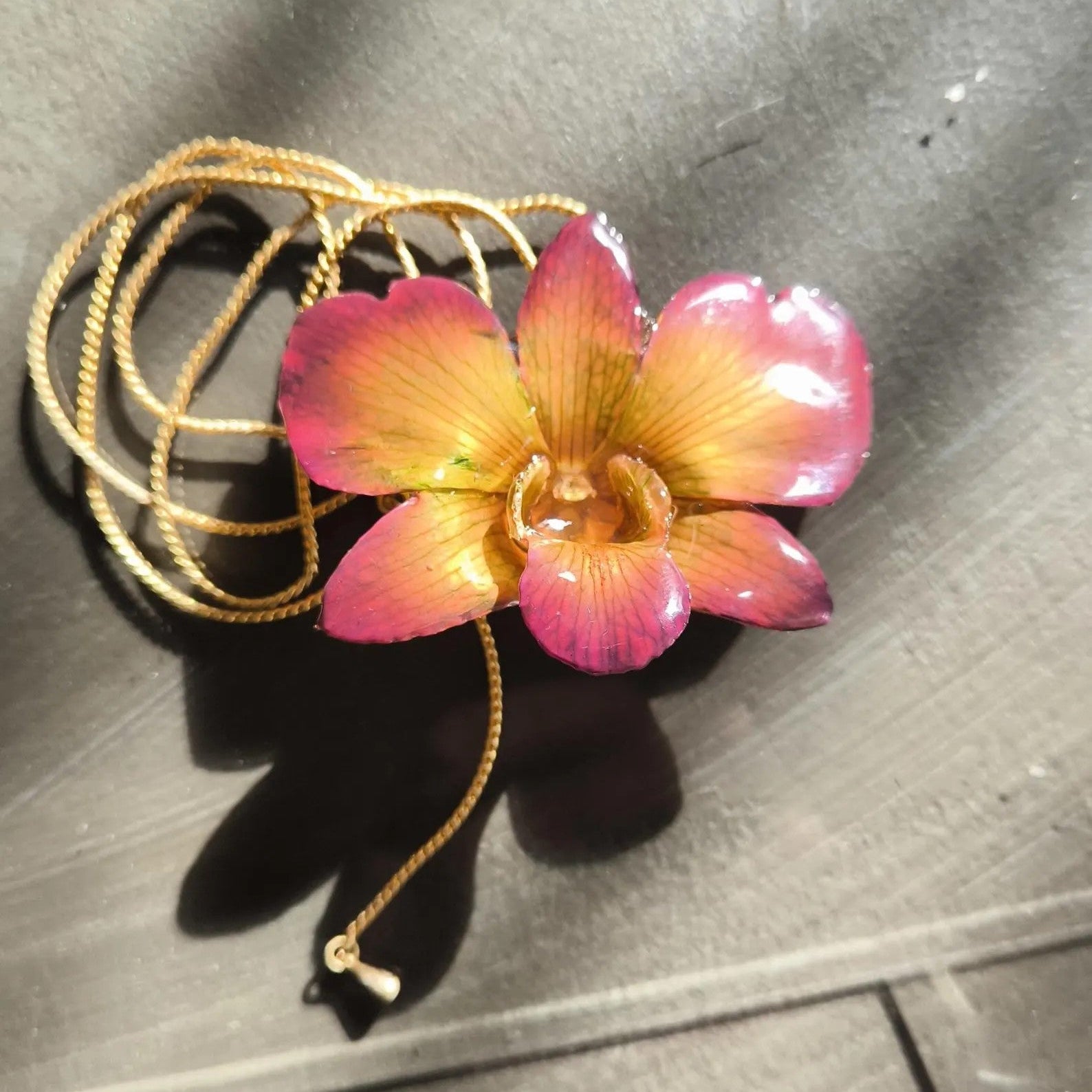 collana orchidea dendrobium naturale resina saliscendi oro regolabile elegante