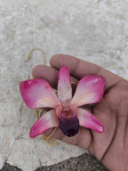 Collana con orchidea Dendrobium rosa naturale inglobata in resina con catena saliscendi oro su bronzo regolabile