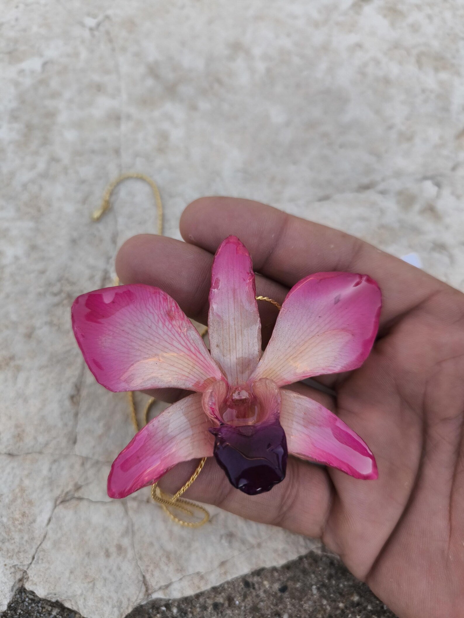 Collana con orchidea Dendrobium rosa naturale inglobata in resina con catena saliscendi oro su bronzo regolabile
