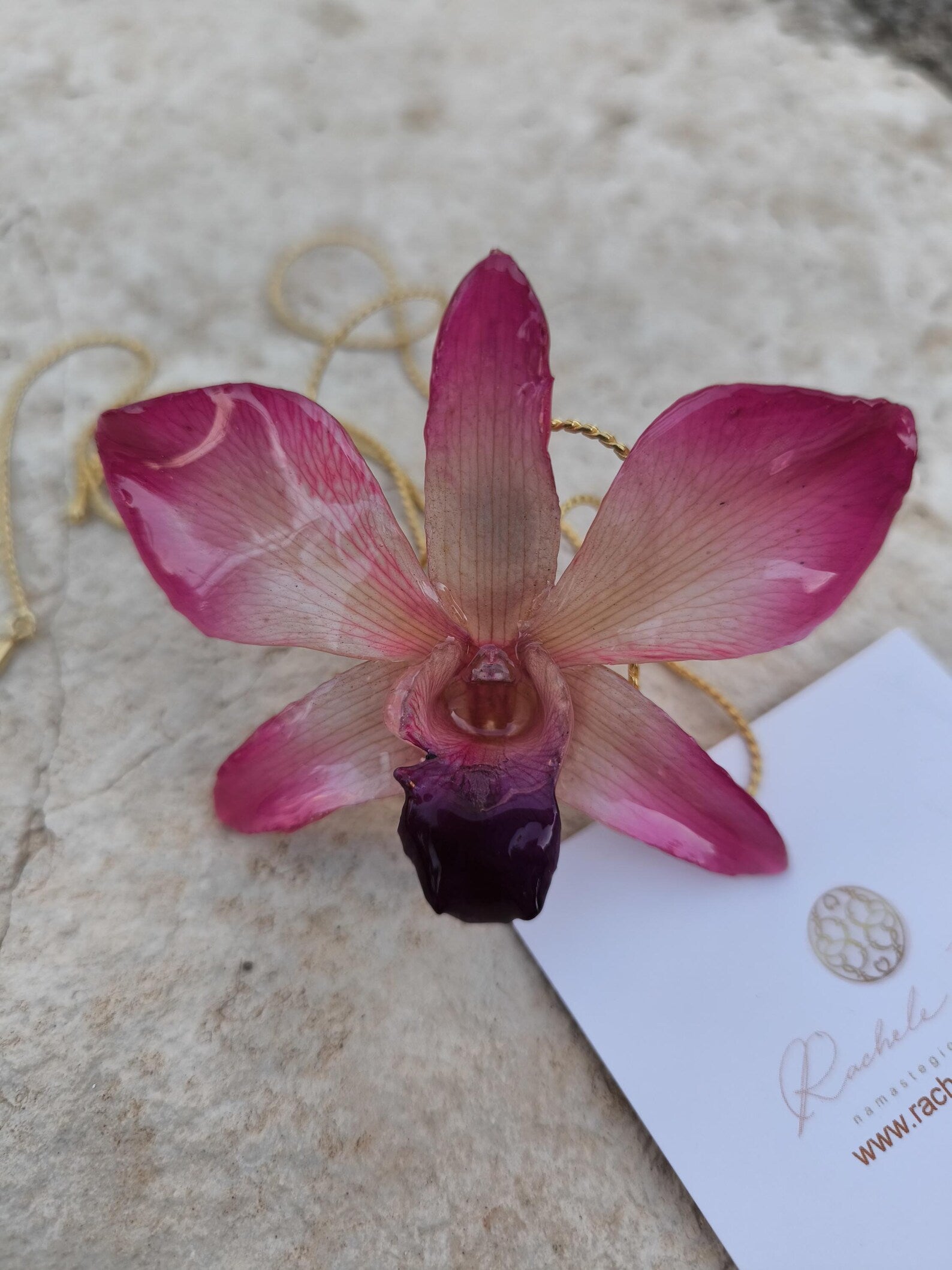 Collana con orchidea Dendrobium rosa naturale inglobata in resina con catena saliscendi oro su bronzo regolabile