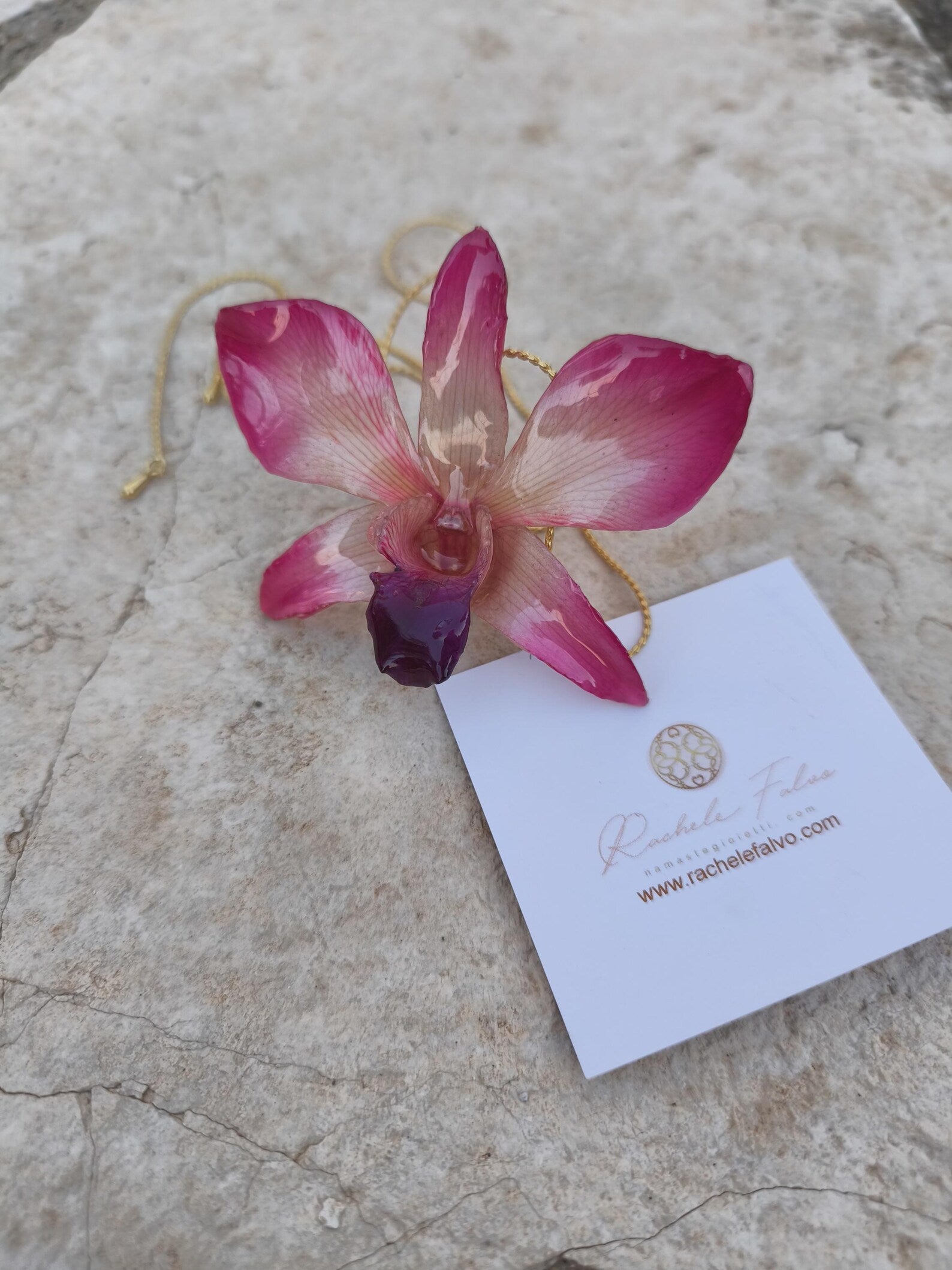 Collana con orchidea Dendrobium rosa naturale inglobata in resina con catena saliscendi oro su bronzo regolabile