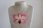 Collana con orchidea Dendrobium rosa naturale inglobata in resina con catena saliscendi oro su bronzo regolabile