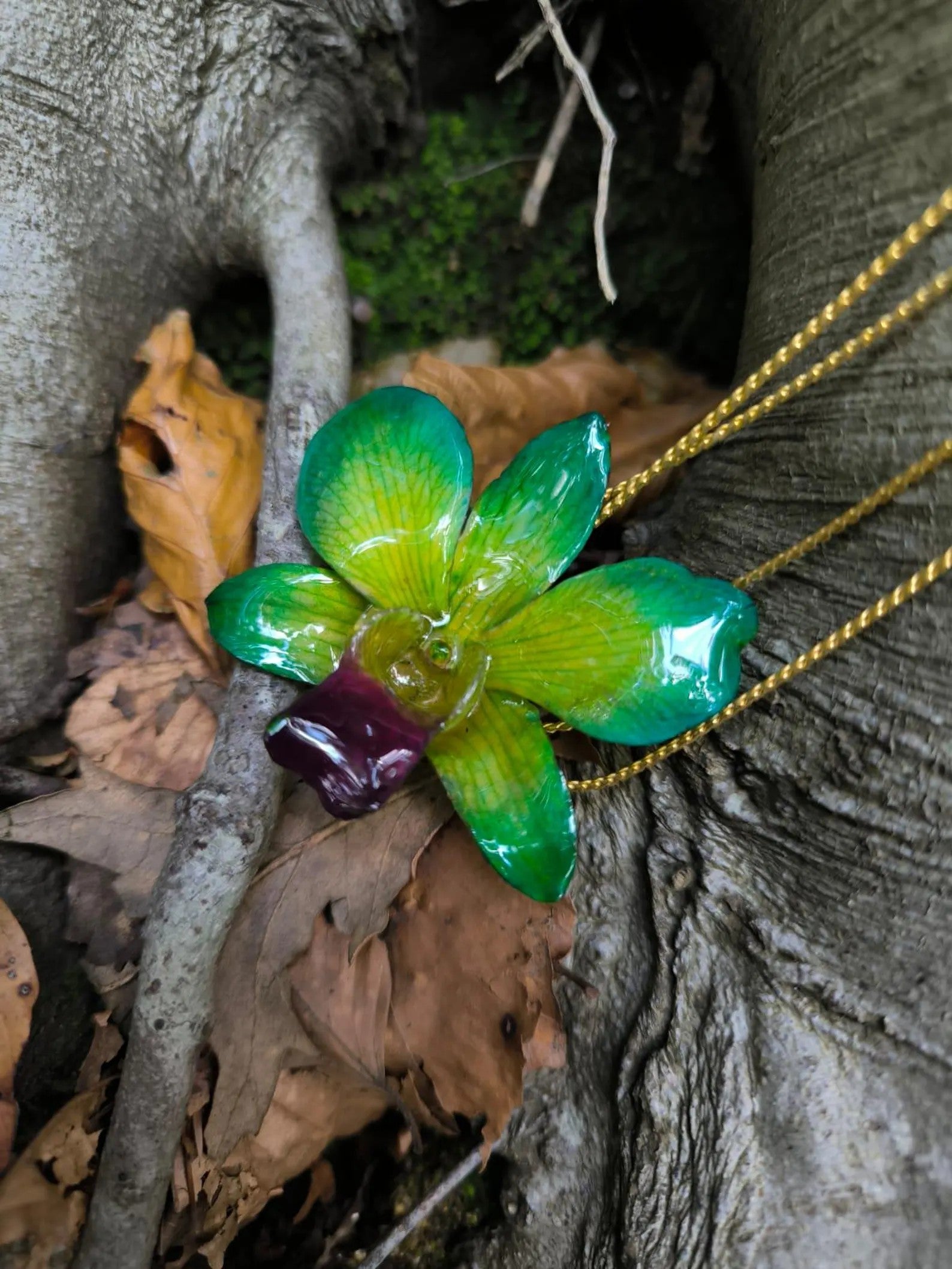 collana orchidea dendrobium verde bocca viola resina saliscendi oro argento regolabile elegante