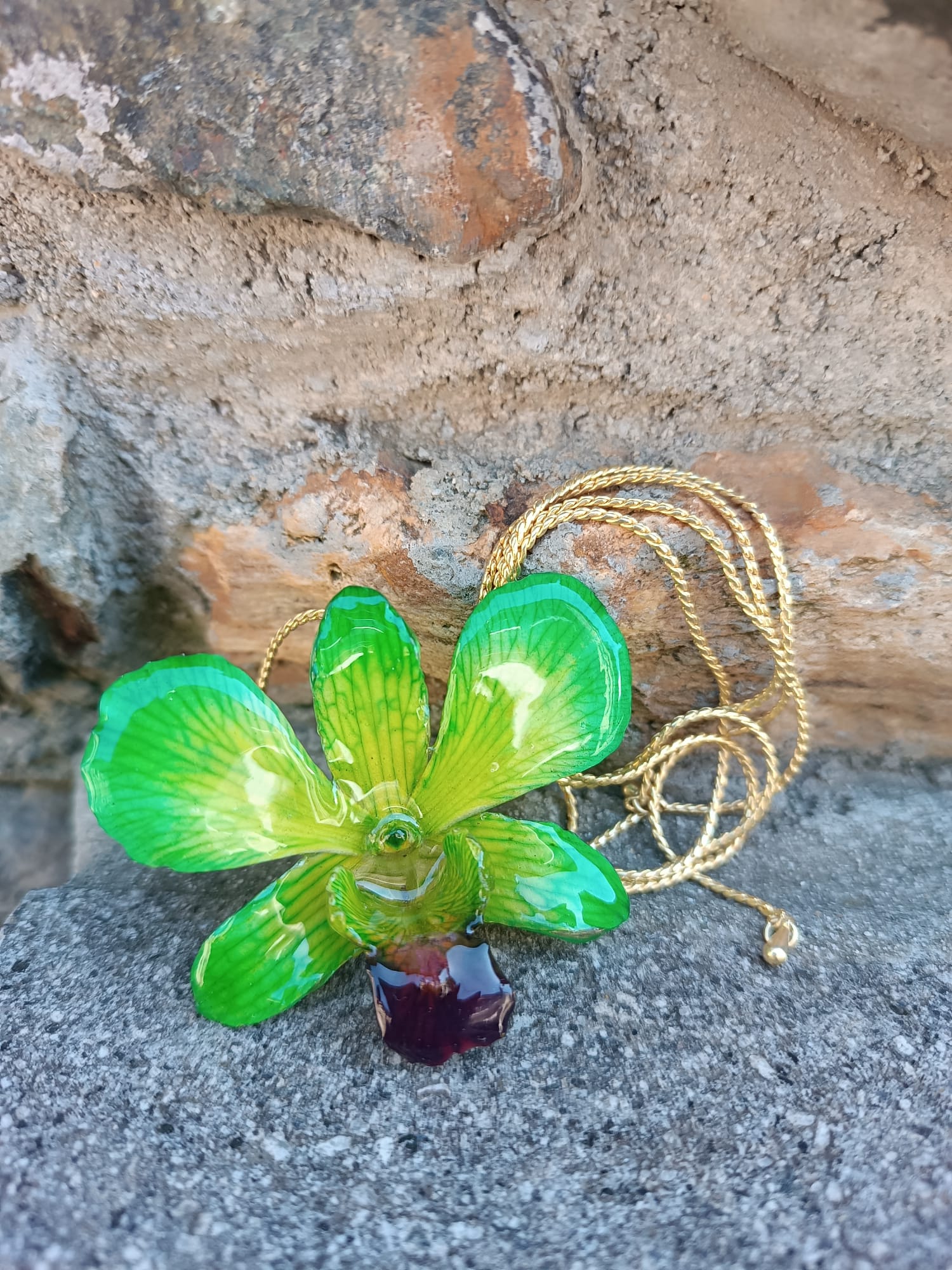 collana orchidea dendrobium verde bocca viola resina saliscendi oro argento regolabile elegante