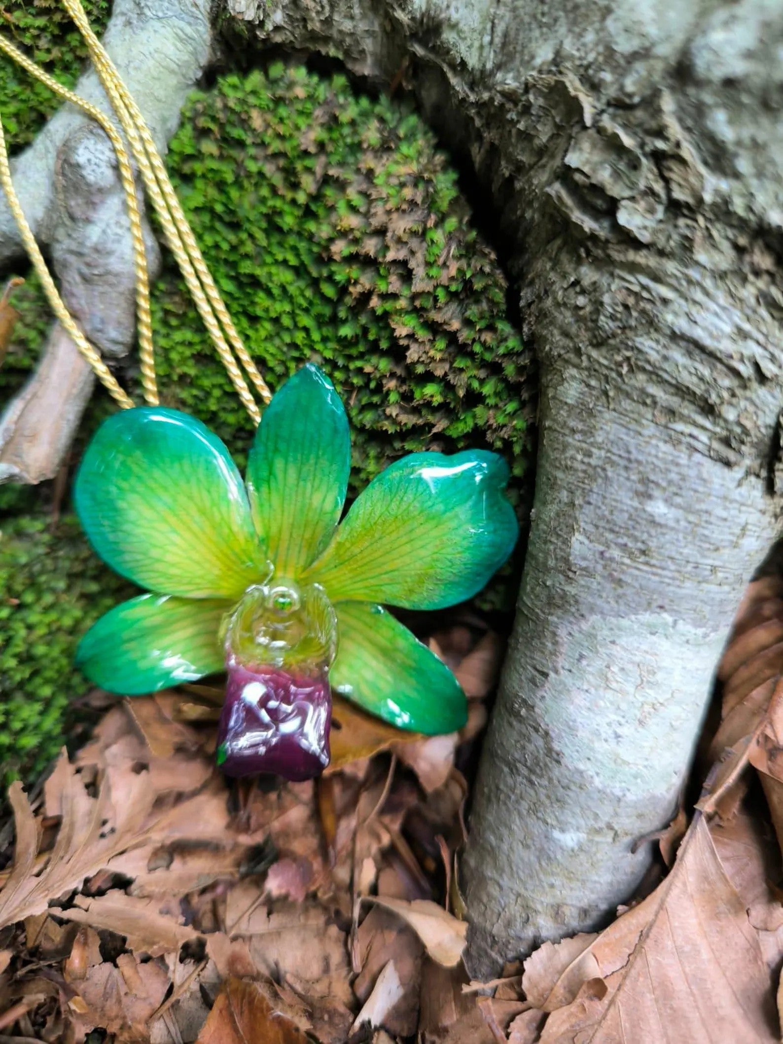 collana orchidea dendrobium verde bocca viola resina saliscendi oro argento regolabile elegante