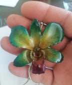 Collana Orchidea Dendrobium Verde con Bocca Viola in Resina e Saliscendi Oro o Argento Regolabile – Gioiello Unico