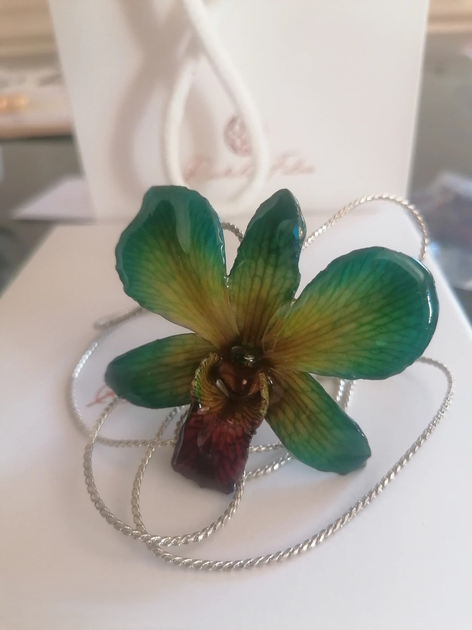 collana orchidea dendrobium verde bocca viola resina saliscendi oro argento regolabile elegante