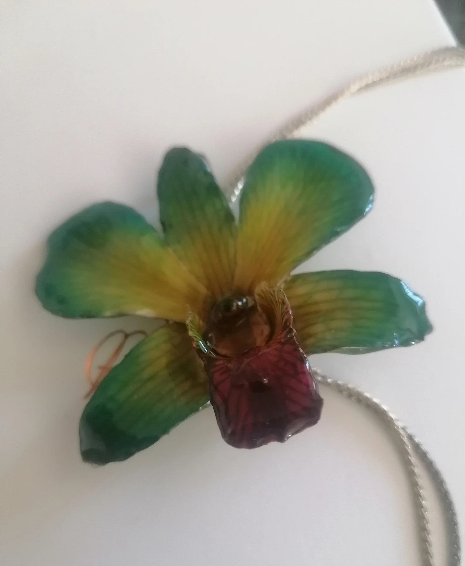 collana orchidea dendrobium verde bocca viola resina saliscendi oro argento regolabile elegante