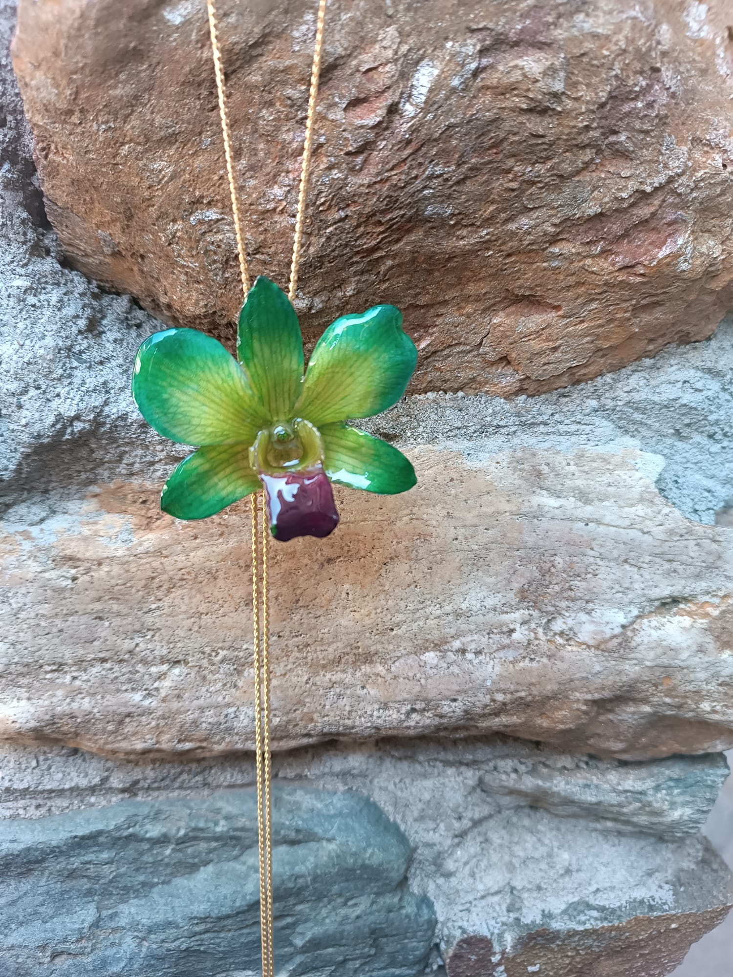 collana orchidea dendrobium verde bocca viola resina saliscendi oro argento regolabile elegante