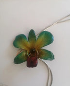collana orchidea dendrobium verde bocca viola resina saliscendi oro argento regolabile elegante
