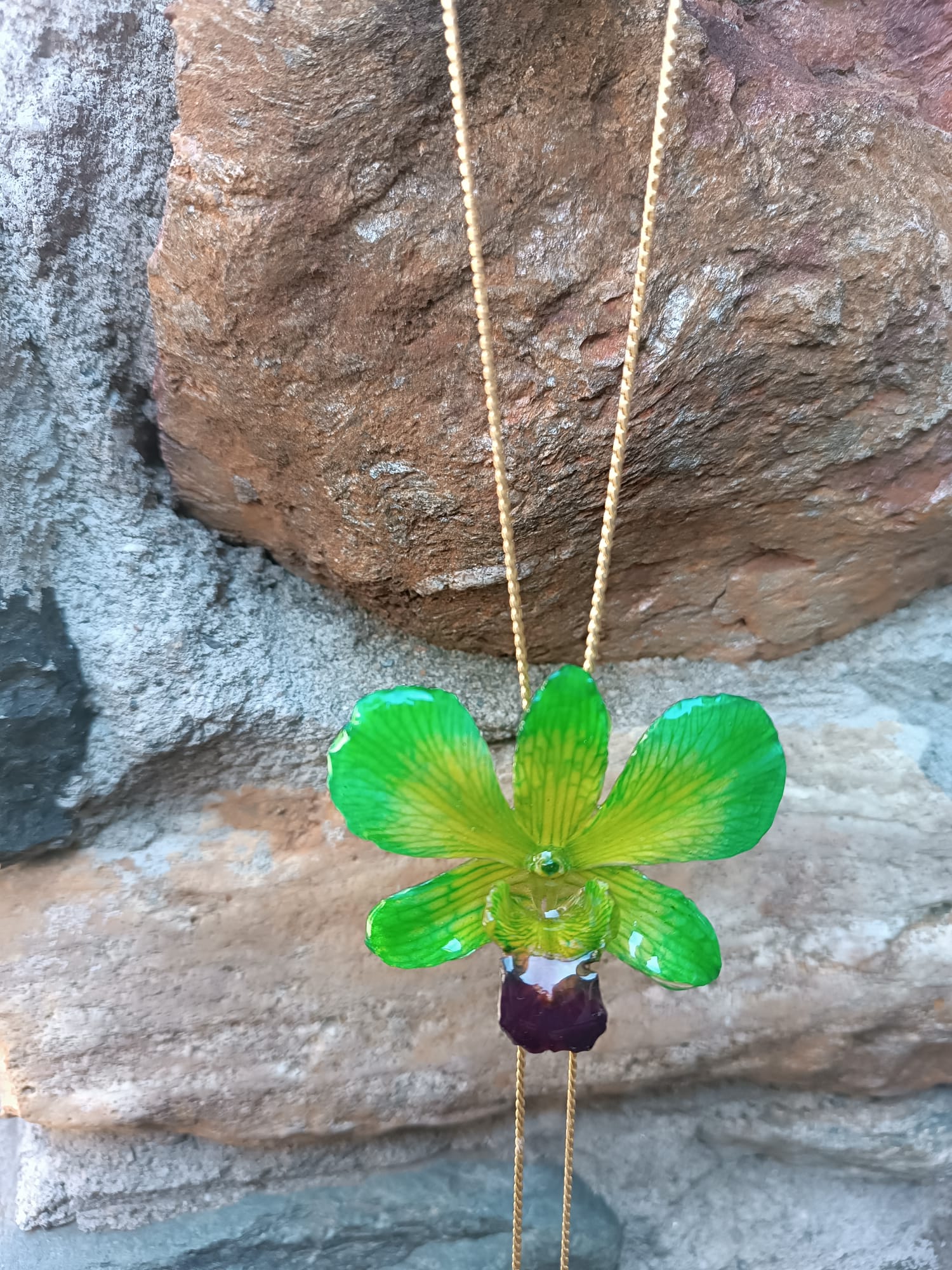 collana orchidea dendrobium verde bocca viola resina saliscendi oro argento regolabile elegante