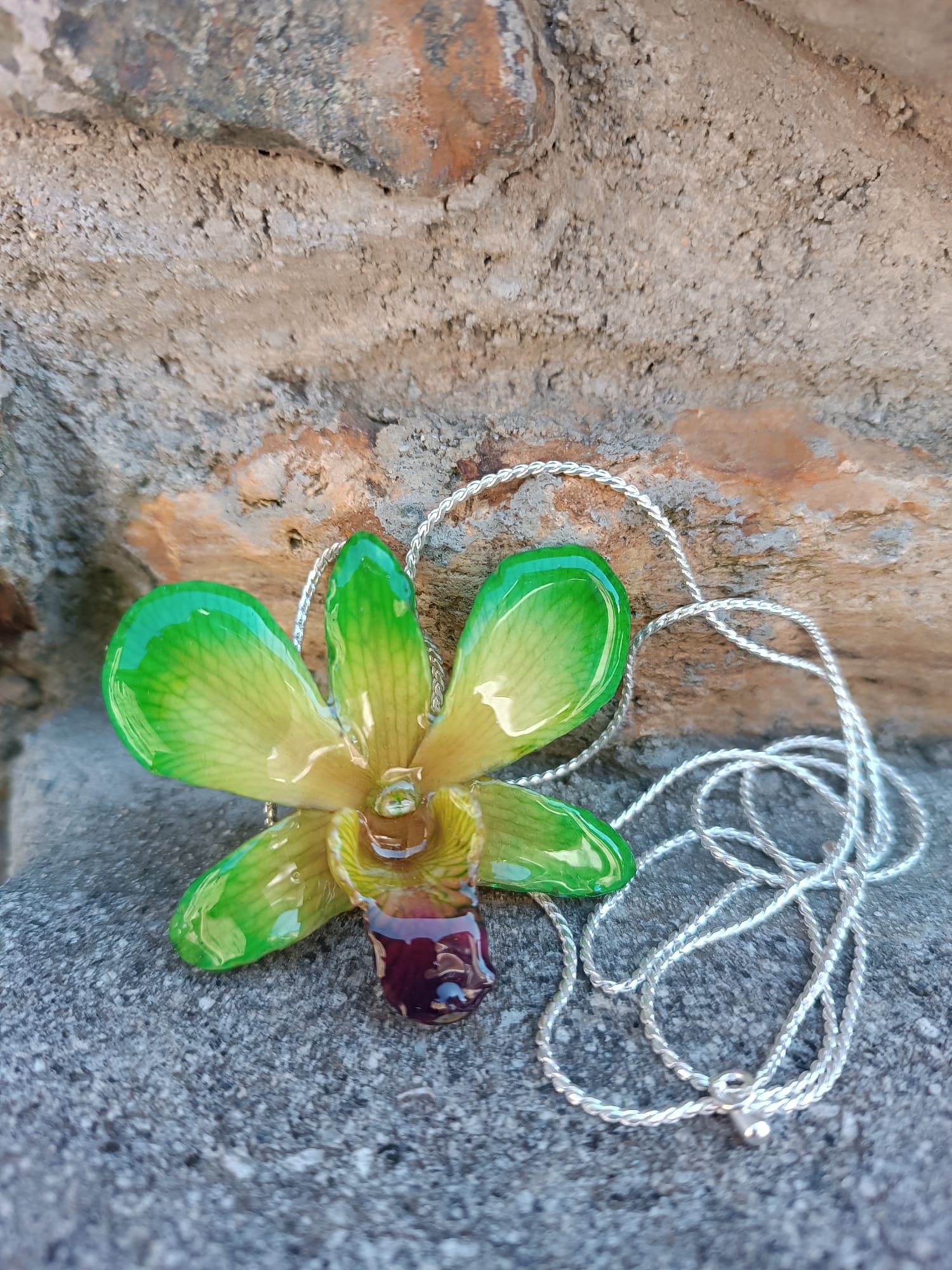 collana orchidea dendrobium verde bocca viola resina saliscendi oro argento regolabile elegante