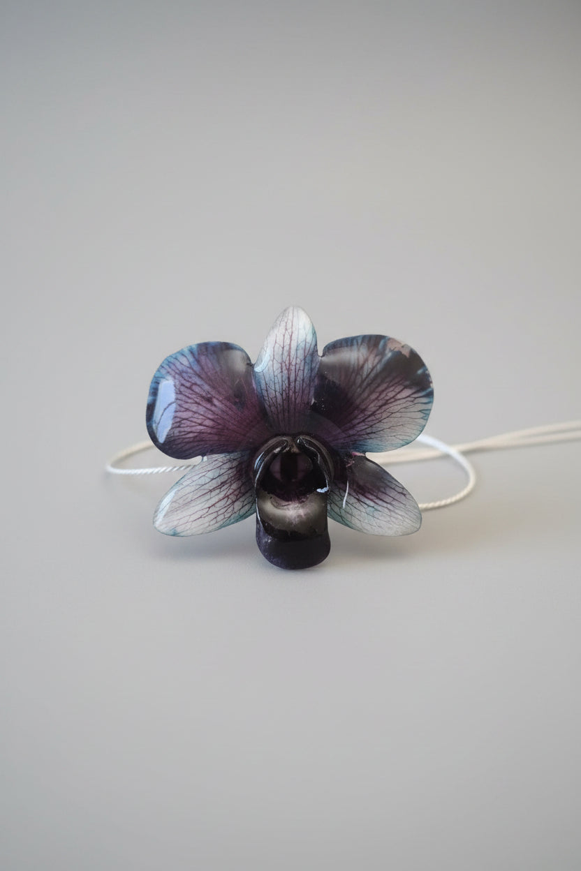 collana orchidea rara ghiaccio riflessi viola resina saliscendi argento regolabile elegante