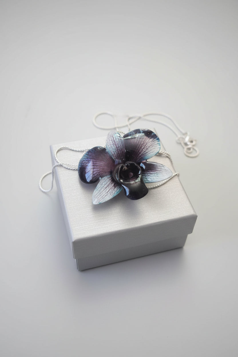 collana orchidea rara ghiaccio riflessi viola resina saliscendi argento regolabile elegante